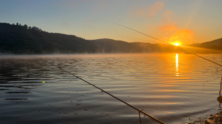 Hajnal csodái a vízparton - MacBook feltöltés